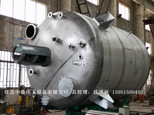 50立方/30立方不銹鋼反應(yīng)釜 內(nèi)盤(pán)管式蒸餾釜制造現(xiàn)場(chǎng)